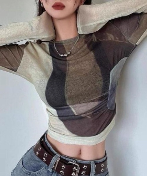 ampm(エーエムピーエム)の「アブストラクト柄シアー ロングスリーブトップス(Tシャツ/カットソー・レディース・ブラウン・FREE)」の2枚目の写真