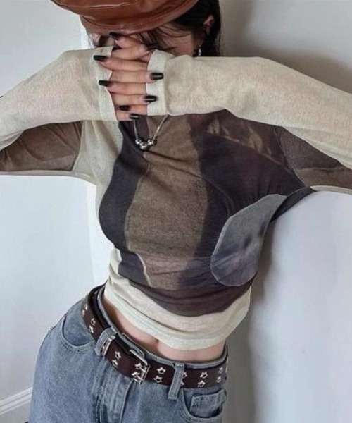 ampm(エーエムピーエム)の「アブストラクト柄シアー ロングスリーブトップス(Tシャツ/カットソー・レディース・ブラウン・FREE)」の5枚目の写真