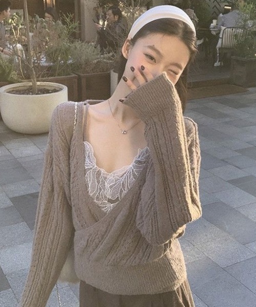 Teem Store(チームストア)の「【セット/レイヤード】レースキャミ×カシュクールケーブルニット(ニット/セーター・レディース・ホワイト/グレー/ピンク・M)」の13枚目の写真
