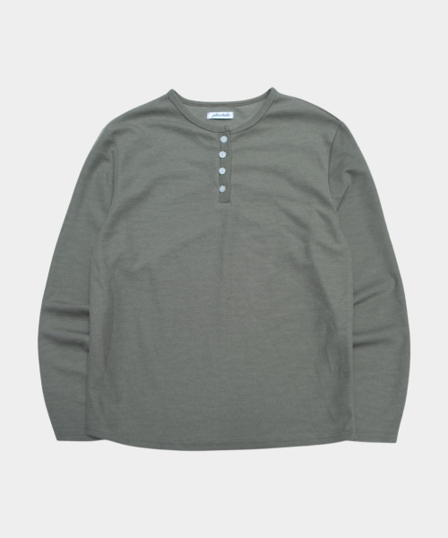 PLACESTUDIOMAN(プレイススタジオメンズ)の「コンフォートベーシックヘンリーネックセミオーバーフィットコットンロングスリーブデイリーTシャツ_3COLOR(Tシャツ/カットソー・メンズ・グレー/カーキ/ブラック・FREE)」の5枚目の写真