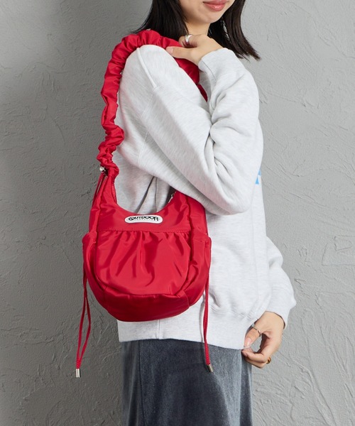 OUTDOOR PRODUCTS（アウトドアプロダクツ）の「[OUTDOOR PRODUCTS/アウトドアプロダクツ] エッグナイロンショルダーバッグ（ショルダーバッグ・レディース・レッド/ブラック・F）」の2枚目の写真