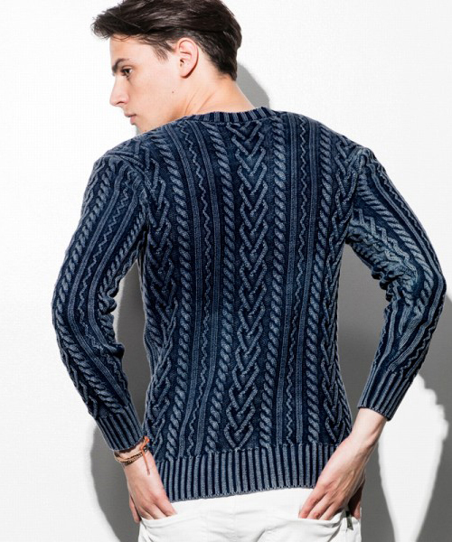 AKM Contemporary（エイケイエムコンテンポラリー）の「インディゴ染めストーンウォッシュケーブルVネックニット（ニット/セーター・メンズ・インディゴブルー・SMALL/LARGE/MEDIUM）」の3枚目の写真