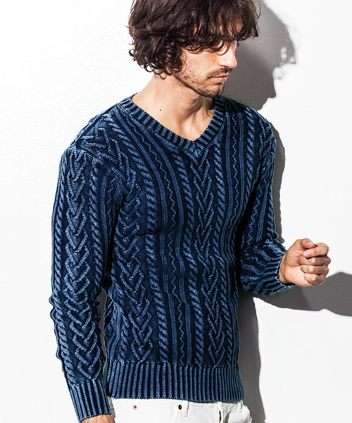 AKM Contemporary（エイケイエムコンテンポラリー）の「インディゴ染めストーンウォッシュケーブルVネックニット（ニット/セーター・メンズ・インディゴブルー・SMALL/LARGE/MEDIUM）」の7枚目の写真