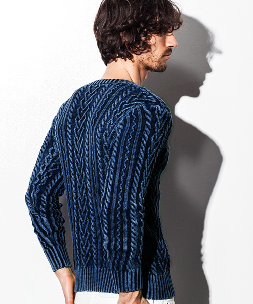 AKM Contemporary（エイケイエムコンテンポラリー）の「インディゴ染めストーンウォッシュケーブルVネックニット（ニット/セーター・メンズ・インディゴブルー・SMALL/LARGE/MEDIUM）」の8枚目の写真