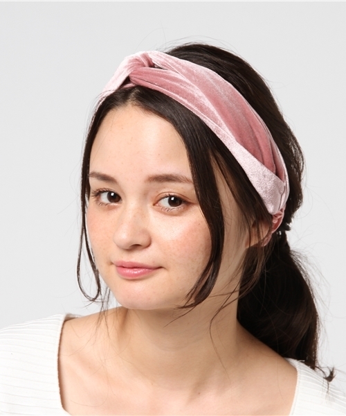 earth music&ecology（アースミュージックアンドエコロジー）の「ベロアクロスターバン（ヘアバンド・レディース・ブラック/ピンク/キャメル・FREE）」の3枚目の写真