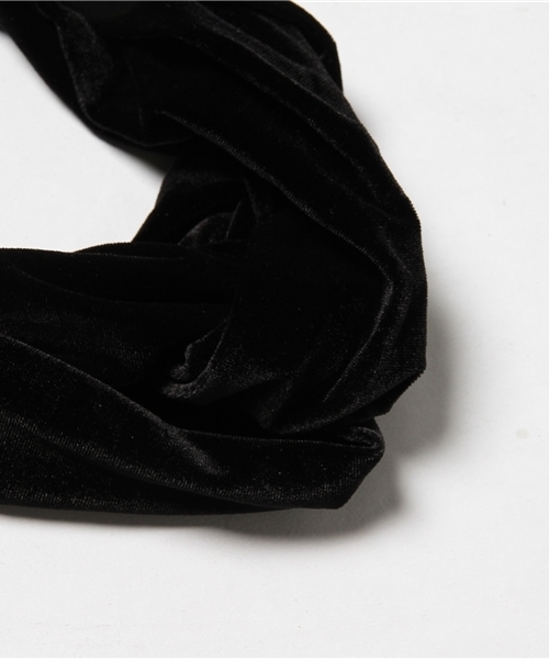 earth music&ecology（アースミュージックアンドエコロジー）の「ベロアクロスターバン（ヘアバンド・レディース・ブラック/ピンク/キャメル・FREE）」の6枚目の写真