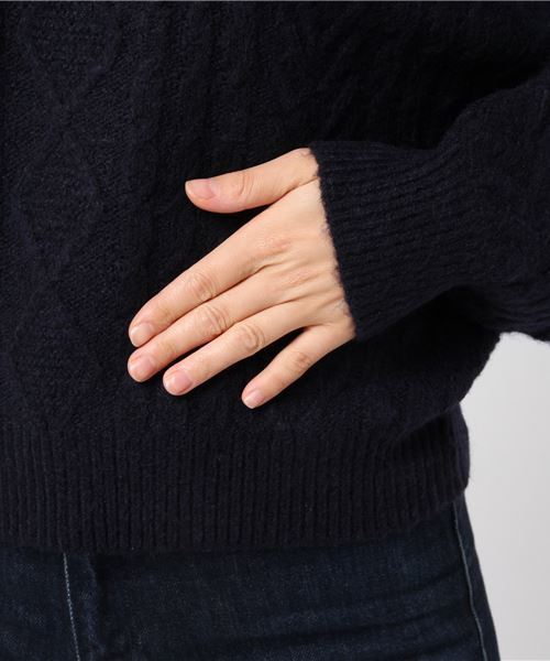 Te chichi TERRASSE（テチチテラス）の「５Ｇケーブル柄編みドルマンプルオーバー（ニット/セーター・レディース・ネイビー/グレー/オフホワイト・ﾌﾘ-）」の7枚目の写真