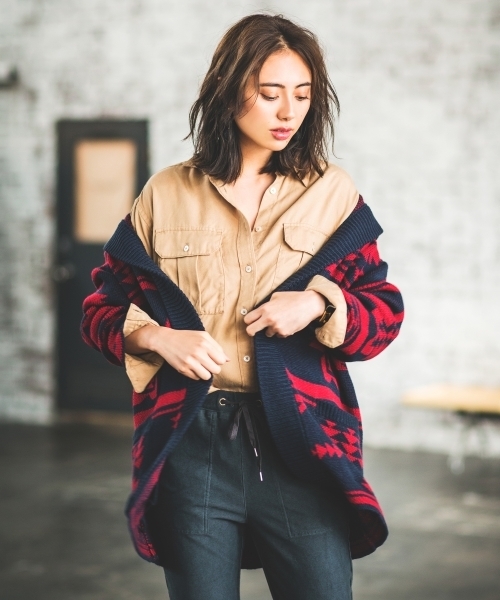 BAYFLOW(ベイフロー)の「フード付きジャガードカーディガン 18AW(カーディガン/ボレロ・レディース・ブラック/ベージュ/ネイビー・SMALL/MEDIUM)」の3枚目の写真