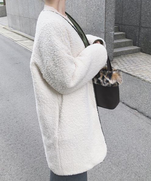 KOBE LETTUCE（コウベレタス）の「リバーシブルロングふわもこボアブルゾン（ブルゾン・レディース・カーキ/ベージュ/ブラック/アイボリー・FREE）」の22枚目の写真