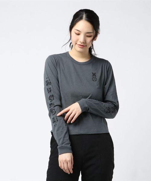 Hurley (ハーレー)の「W CRYPTIK LS T-SHIRT/ハーレー ロンT 袖プリント ショート丈(Tシャツ/カットソー・レディース・チャコールグレー/ブラウン系その他・X-SMALL/SMALL)」の1枚目の写真