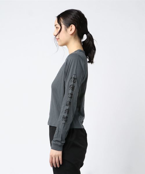 Hurley (ハーレー)の「W CRYPTIK LS T-SHIRT/ハーレー ロンT 袖プリント ショート丈(Tシャツ/カットソー・レディース・チャコールグレー/ブラウン系その他・X-SMALL/SMALL)」の4枚目の写真