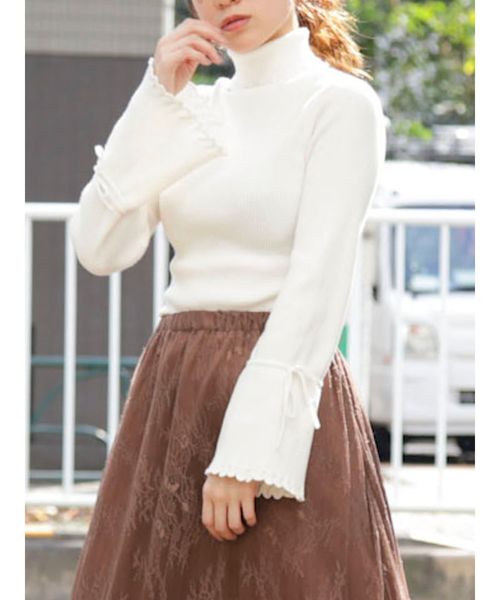 dazzlin（ダズリン）の「フレアスリーブリブタートルプルオーバー（ニット/セーター・レディース・オフホワイト/ブラック/オレンジ/ブラウン/ボルドー/モカ/ベージュ/グリーン/グレー/ピンク・FREE）」の2枚目の写真