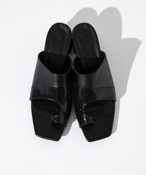 UNITED TOKYO(ユナイテッドトウキョウ)の「アシメデザインサンダル(サンダル・レディース・ブラック/ベージュ・2/1)」の3枚目の写真