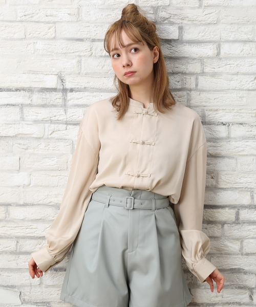 INGNI（イング）の「サテンチャイナシャツ／デザインブラウス（シャツ/ブラウス・レディース・ピンク系5/ライトベージュ/ブラック/サックスブルー/ミント/スモークピンク/ベージュ・M）」の3枚目の写真