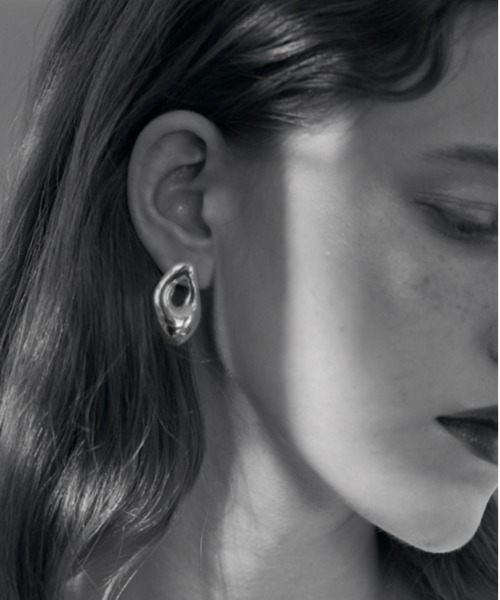 Lemme.(レム)の「【Lemme./レム】シルバー925 / Melty Earrings / ピアス(ピアス(両耳用)・レディース・シルバー・FREE)」の2枚目の写真