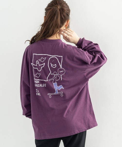 Mark Gonzales(マーク・ゴンザレス)の「MARK GONZALES マークゴンザレス 別注コラボ グラフィックロゴプリント ビッグロンT(Tシャツ/カットソー・メンズ・ブラック/パープル/ブラウン/オフホワイト/サックスブルー/ピンク/グリーン/グレイッシュベージュ・M/L/XL)」の1枚目の写真