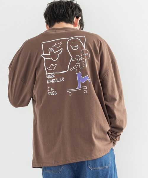 Mark Gonzales(マーク・ゴンザレス)の「MARK GONZALES マークゴンザレス 別注コラボ グラフィックロゴプリント ビッグロンT(Tシャツ/カットソー・メンズ・ブラック/パープル/ブラウン/オフホワイト/サックスブルー/ピンク/グリーン/グレイッシュベージュ・M/L/XL)」の4枚目の写真