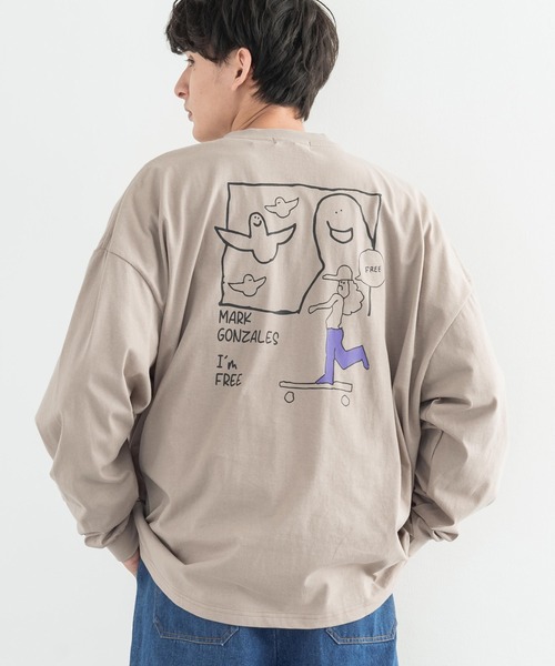 Mark Gonzales(マーク・ゴンザレス)の「MARK GONZALES マークゴンザレス 別注コラボ グラフィックロゴプリント ビッグロンT(Tシャツ/カットソー・メンズ・ブラック/パープル/ブラウン/オフホワイト/サックスブルー/ピンク/グリーン/グレイッシュベージュ・M/L/XL)」の5枚目の写真