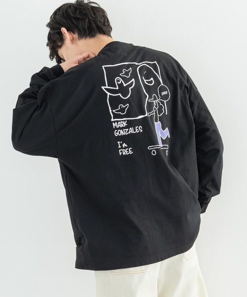 Mark Gonzales(マーク・ゴンザレス)の「MARK GONZALES マークゴンザレス 別注コラボ グラフィックロゴプリント ビッグロンT(Tシャツ/カットソー・メンズ・ブラック/パープル/ブラウン/オフホワイト/サックスブルー/ピンク/グリーン/グレイッシュベージュ・M/L/XL)」の3枚目の写真