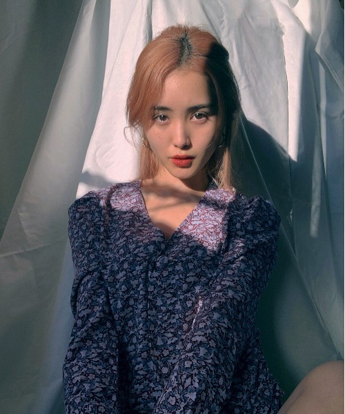 SHEER flow（シアーフロウ）の「【インフルエンサー 森暖奈プロデュースアイテム】Vネック花柄ブラウス（シャツ/ブラウス・レディース・レッド/オフホワイト・FREE）」の2枚目の写真