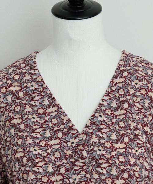 SHEER flow（シアーフロウ）の「【インフルエンサー 森暖奈プロデュースアイテム】Vネック花柄ブラウス（シャツ/ブラウス・レディース・レッド/オフホワイト・FREE）」の11枚目の写真