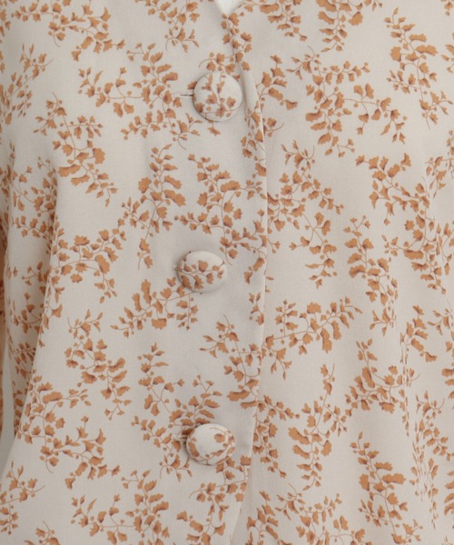 SHEER flow（シアーフロウ）の「【インフルエンサー 森暖奈プロデュースアイテム】Vネック花柄ブラウス（シャツ/ブラウス・レディース・レッド/オフホワイト・FREE）」の5枚目の写真