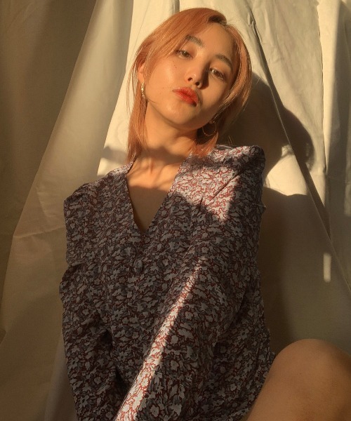 SHEER flow（シアーフロウ）の「【インフルエンサー 森暖奈プロデュースアイテム】Vネック花柄ブラウス（シャツ/ブラウス・レディース・レッド/オフホワイト・FREE）」の9枚目の写真