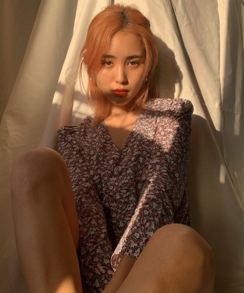 SHEER flow（シアーフロウ）の「【インフルエンサー 森暖奈プロデュースアイテム】Vネック花柄ブラウス（シャツ/ブラウス・レディース・レッド/オフホワイト・FREE）」の6枚目の写真