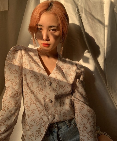 SHEER flow（シアーフロウ）の「【インフルエンサー 森暖奈プロデュースアイテム】Vネック花柄ブラウス（シャツ/ブラウス・レディース・レッド/オフホワイト・FREE）」の12枚目の写真