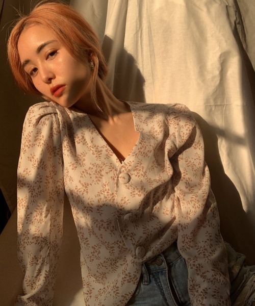 SHEER flow（シアーフロウ）の「【インフルエンサー 森暖奈プロデュースアイテム】Vネック花柄ブラウス（シャツ/ブラウス・レディース・レッド/オフホワイト・FREE）」の7枚目の写真