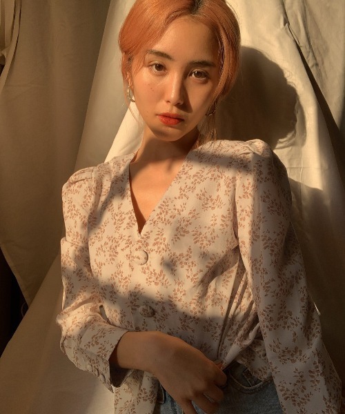 SHEER flow（シアーフロウ）の「【インフルエンサー 森暖奈プロデュースアイテム】Vネック花柄ブラウス（シャツ/ブラウス・レディース・レッド/オフホワイト・FREE）」の13枚目の写真