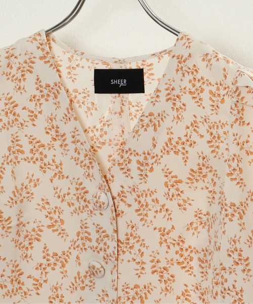 SHEER flow（シアーフロウ）の「【インフルエンサー 森暖奈プロデュースアイテム】Vネック花柄ブラウス（シャツ/ブラウス・レディース・レッド/オフホワイト・FREE）」の20枚目の写真