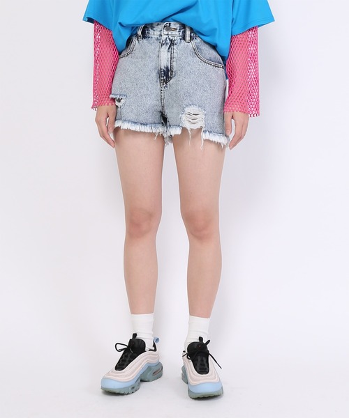 PUNYUS（プニュズ）の「ダメージデニムショートパンツ（デニムパンツ・レディース・ホワイト/ライトブルー/ブラック/ケミカルウォッシュ・2/3/1/4）」の7枚目の写真