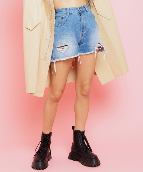 PUNYUS（プニュズ）の「ダメージデニムショートパンツ（デニムパンツ・レディース・ホワイト/ライトブルー/ブラック/ケミカルウォッシュ・2/3/1/4）」の16枚目の写真