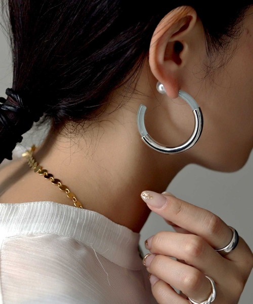 antiqua(アンティカ)の「異素材パールキャッチピアス(ピアス(両耳用)・レディース・シルバー/ゴールド・FREE)」の1枚目の写真