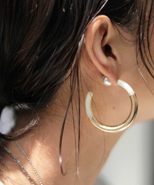 antiqua(アンティカ)の「異素材パールキャッチピアス(ピアス(両耳用)・レディース・シルバー/ゴールド・FREE)」の2枚目の写真