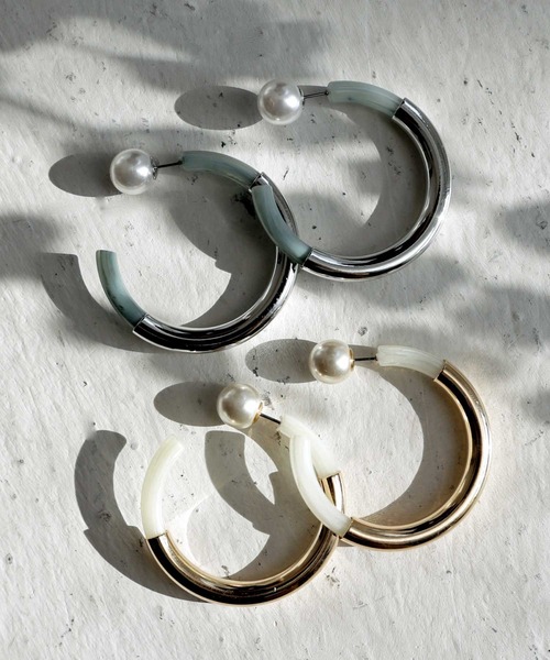 antiqua(アンティカ)の「異素材パールキャッチピアス(ピアス(両耳用)・レディース・シルバー/ゴールド・FREE)」の4枚目の写真