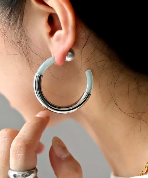 antiqua(アンティカ)の「異素材パールキャッチピアス(ピアス(両耳用)・レディース・シルバー/ゴールド・FREE)」の9枚目の写真