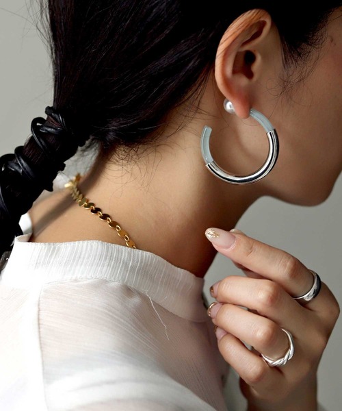 antiqua(アンティカ)の「異素材パールキャッチピアス(ピアス(両耳用)・レディース・シルバー/ゴールド・FREE)」の6枚目の写真