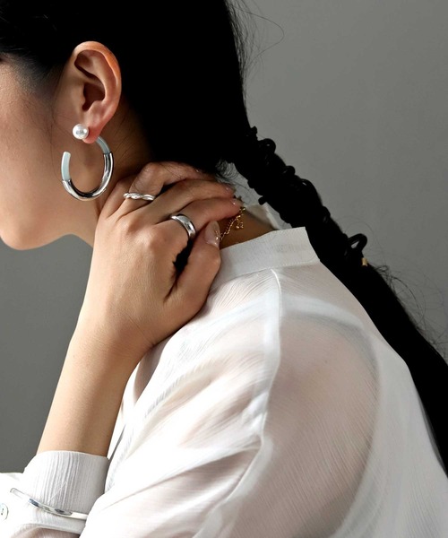 antiqua(アンティカ)の「異素材パールキャッチピアス(ピアス(両耳用)・レディース・シルバー/ゴールド・FREE)」の3枚目の写真