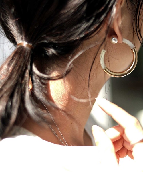 antiqua(アンティカ)の「異素材パールキャッチピアス(ピアス(両耳用)・レディース・シルバー/ゴールド・FREE)」の5枚目の写真