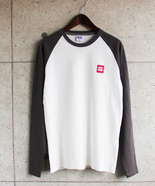 NEV（ネブ）の「ロゴプリント長袖カットソー（Tシャツ/カットソー・メンズ・ホワイト系3/ブラック系1/オフホワイト/ホワイト系1/ホワイト系4/モカ/ブラック系/杢グレー/ベージュ/ホワイト系/ホワイト系2/ブラック・M/XL/L）」の4枚目の写真