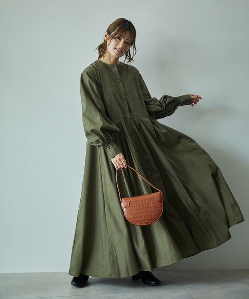 ECRIRE（エクリール）の「【yun_wearコラボ】ボリュームスリーブサーキュラーフレアロング丈ワンピース（シャツワンピース・レディース・ブラック/オフホワイト/カーキ/ワイン/チャコールグレー/ベージュ・M）」の13枚目の写真