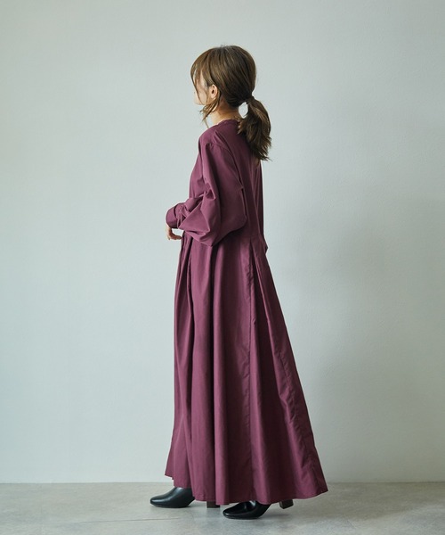 ECRIRE（エクリール）の「【yun_wearコラボ】ボリュームスリーブサーキュラーフレアロング丈ワンピース（シャツワンピース・レディース・ブラック/オフホワイト/カーキ/ワイン/チャコールグレー/ベージュ・M）」の19枚目の写真