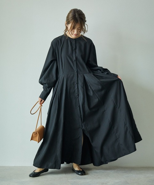 ECRIRE（エクリール）の「【yun_wearコラボ】ボリュームスリーブサーキュラーフレアロング丈ワンピース（シャツワンピース・レディース・ブラック/オフホワイト/カーキ/ワイン/チャコールグレー/ベージュ・M）」の8枚目の写真