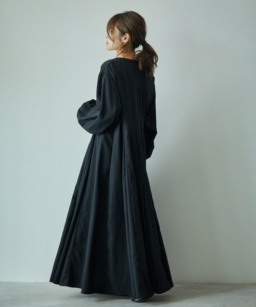 ECRIRE（エクリール）の「【yun_wearコラボ】ボリュームスリーブサーキュラーフレアロング丈ワンピース（シャツワンピース・レディース・ブラック/オフホワイト/カーキ/ワイン/チャコールグレー/ベージュ・M）」の12枚目の写真