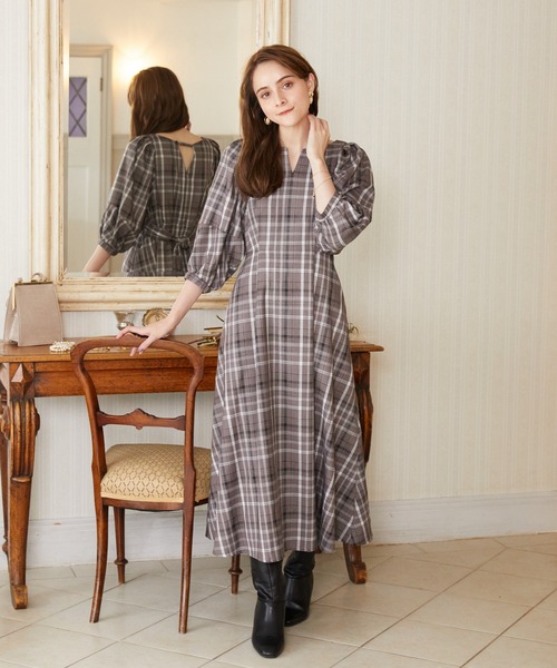 Rewde(ルゥデ)の「バックコンシャスチェック柄ワンピース(1R05-09234)(ワンピース・レディース・ベージュ/ブラウン・M)」の2枚目の写真