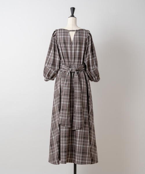 Rewde(ルゥデ)の「バックコンシャスチェック柄ワンピース(1R05-09234)(ワンピース・レディース・ベージュ/ブラウン・M)」の21枚目の写真