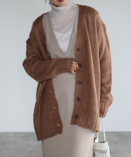 amini（アミニ）の「【2021-2022 A/W】カラーニットＶネックカーディガン（カーディガン/ボレロ・レディース・ブラウン/レッド/ライム/ブルー/グリーン/モカ・MEDIUM）」の3枚目の写真