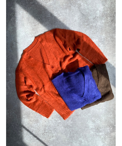 amini（アミニ）の「【2021-2022 A/W】カラーニットＶネックカーディガン（カーディガン/ボレロ・レディース・ブラウン/レッド/ライム/ブルー/グリーン/モカ・MEDIUM）」の8枚目の写真